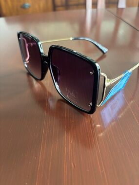 Mackie 100% UV protection Square black frame & gradient lens,gold accent arms